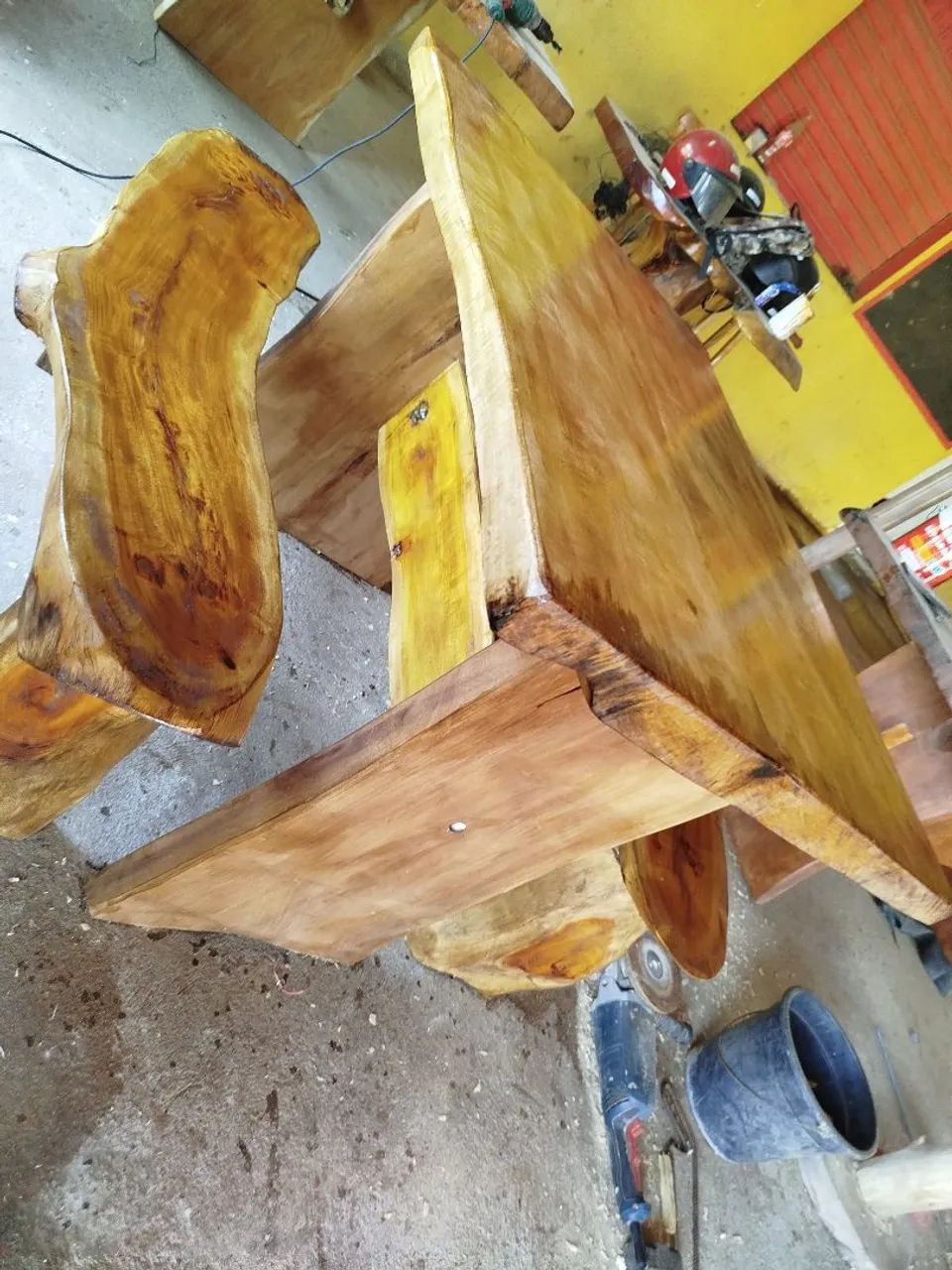 Vendo mesa de jaqueira nova com dois bancos  - Foto 2