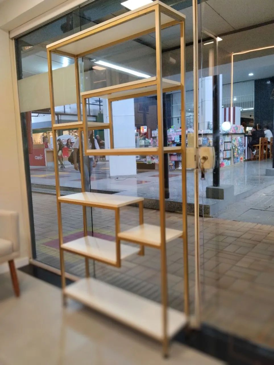 Prateleira intercalada dourada (vitrine)  - Foto 2