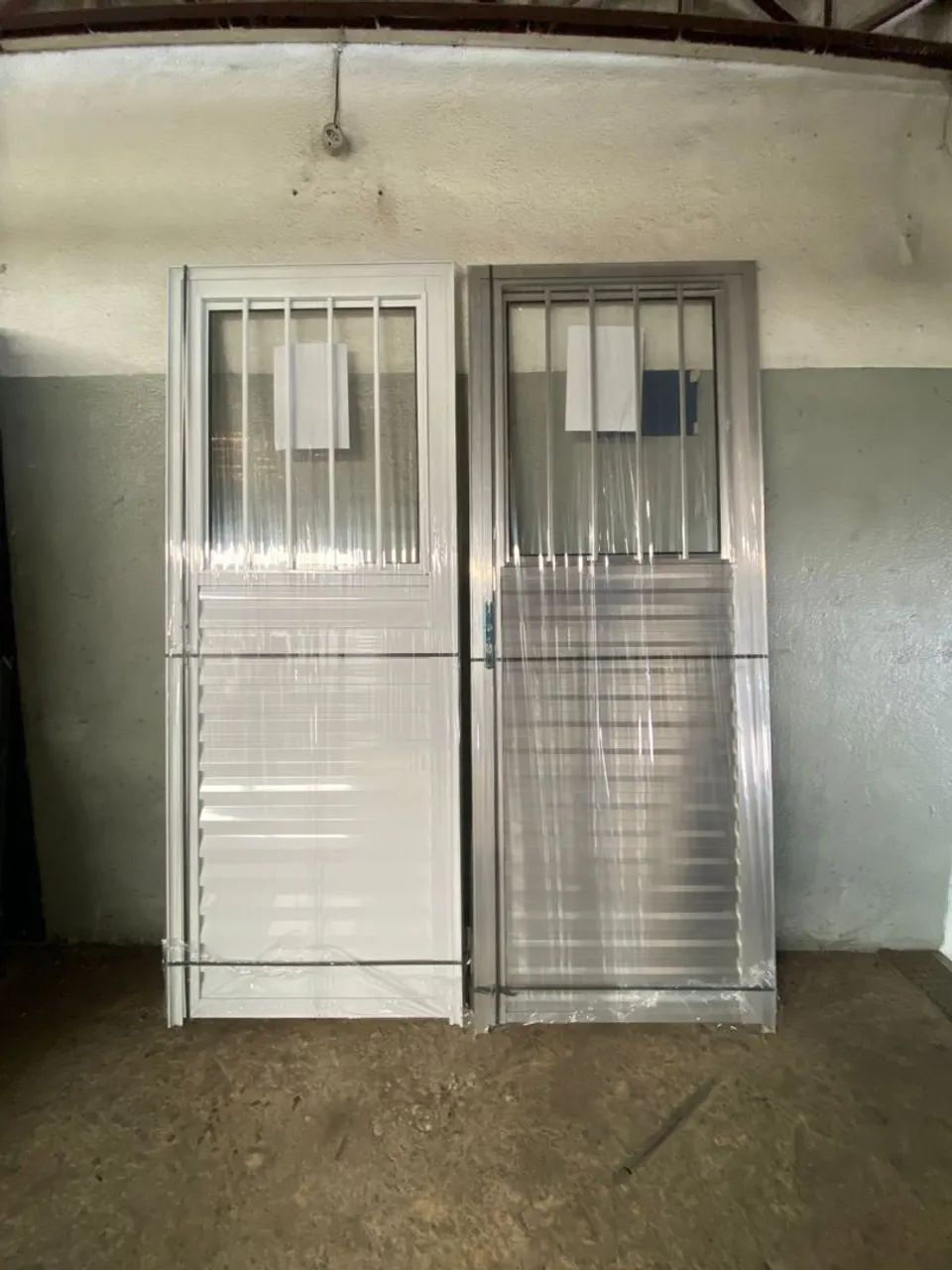 COMPRA CERTA - PORTAS DE ALUMÍNIO C/VIDRO E GRADE - Foto 4