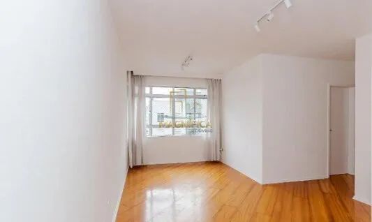 Apartamento no Cabral, 3 quartos, 2 vagas.