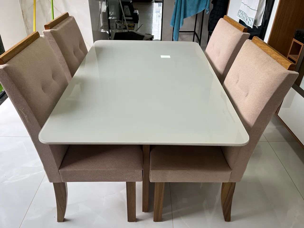 Mesa com tampo de vidro branco e 4 cadeiras  - Foto 5