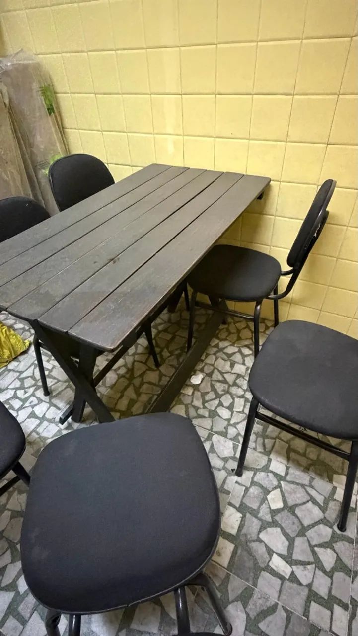 Conjunto de mesa de madeira com 6 cadeiras estofadas