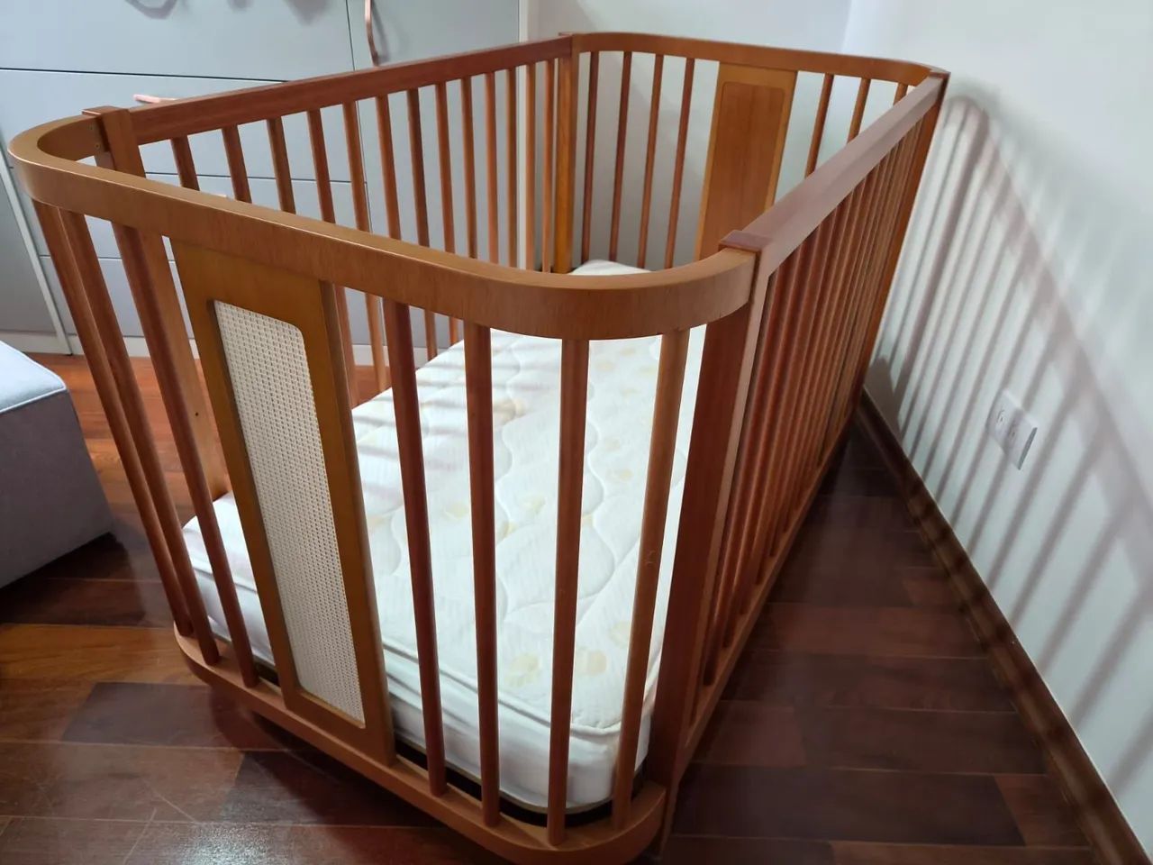 Berço oval 2 em 1 - vira cama - Foto 4