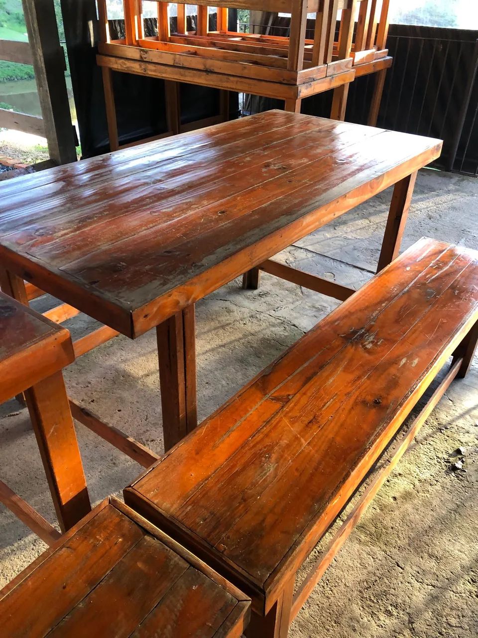 MESA COM BANCOS
