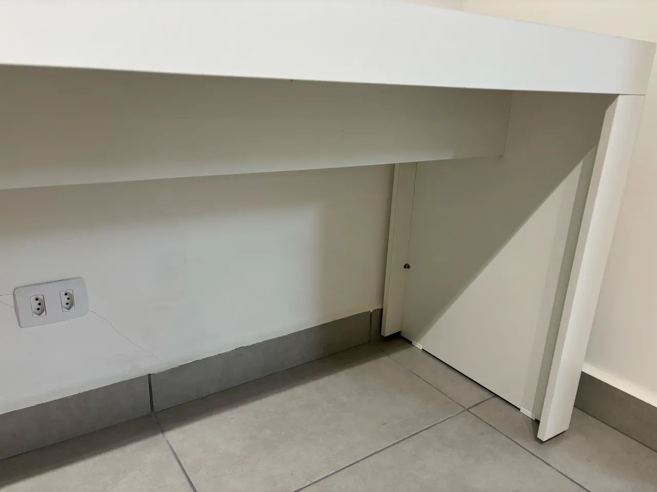 Mesa Branca Moderna em Excelente Estado- Escritório ou Home Office  - Foto 5