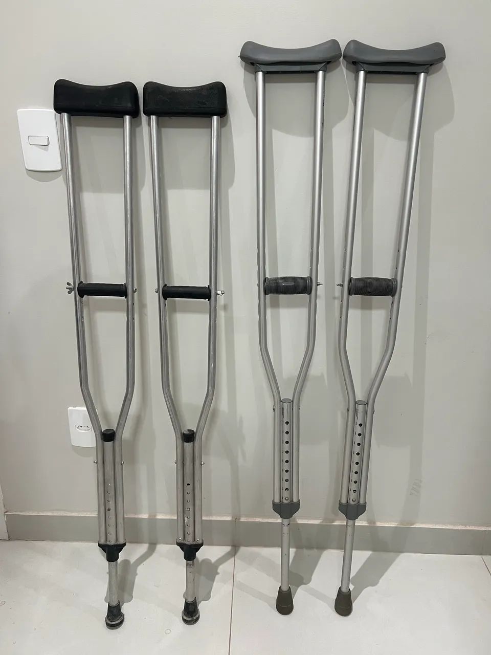 Vendo dois pares de muletas R$150,00 cada par *