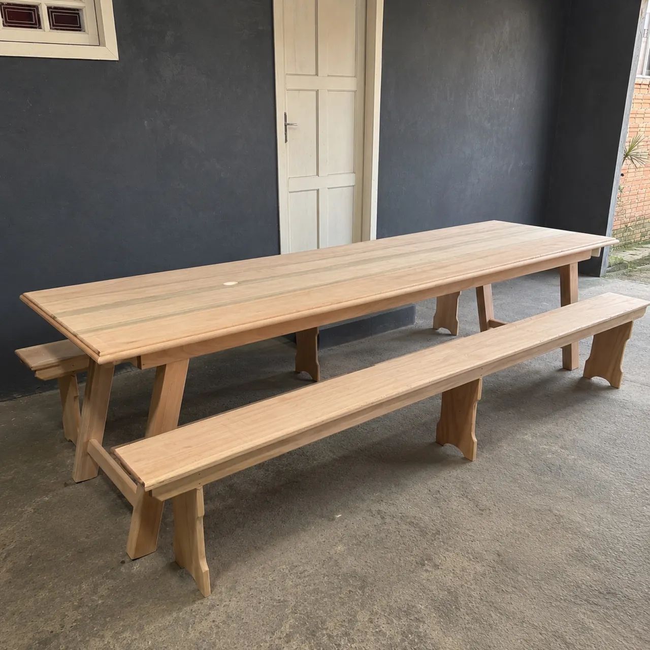 MESA COM BANCOS EM MADEIRA DE EUCALIPTO ROSA 