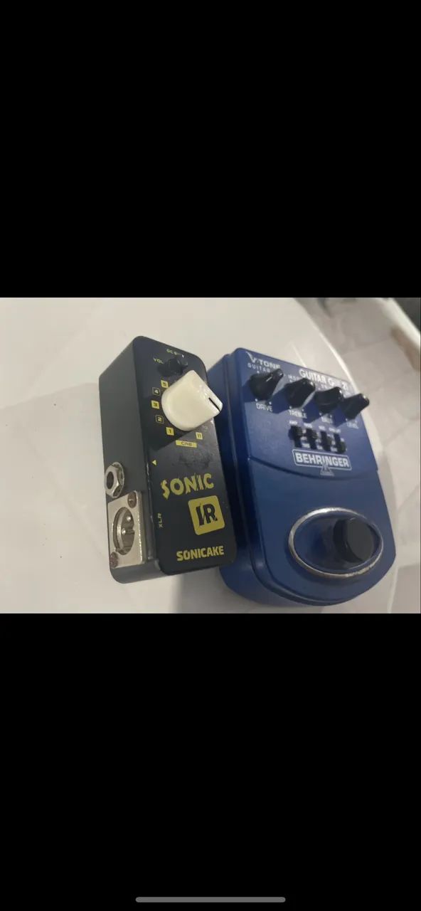 Behringer V-Tone Guitar GDI 21 e um Sonicake Sonic IR. 
