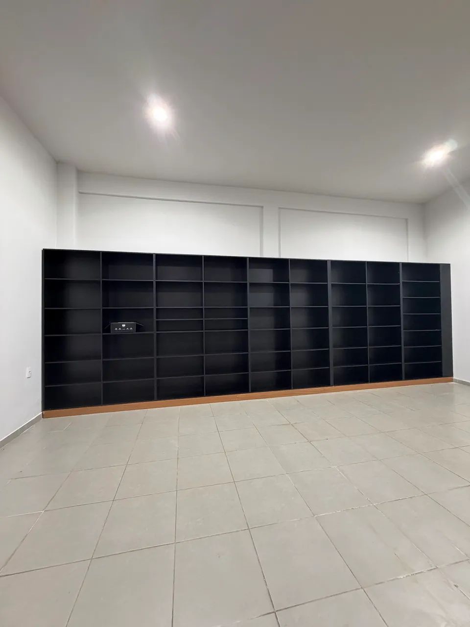 Móveis para Loja em MDF Preto e Amadeirado - Excelente Estado / Pronta Entrega