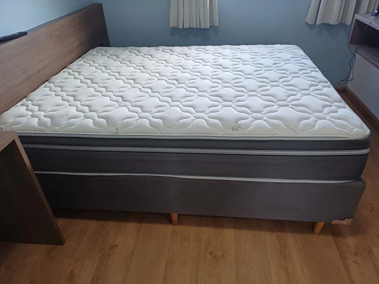 Cama box queen em ótimo estado