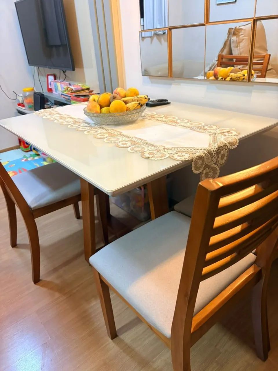 VENDO MESA COM 4 CADEIRAS - Foto 4