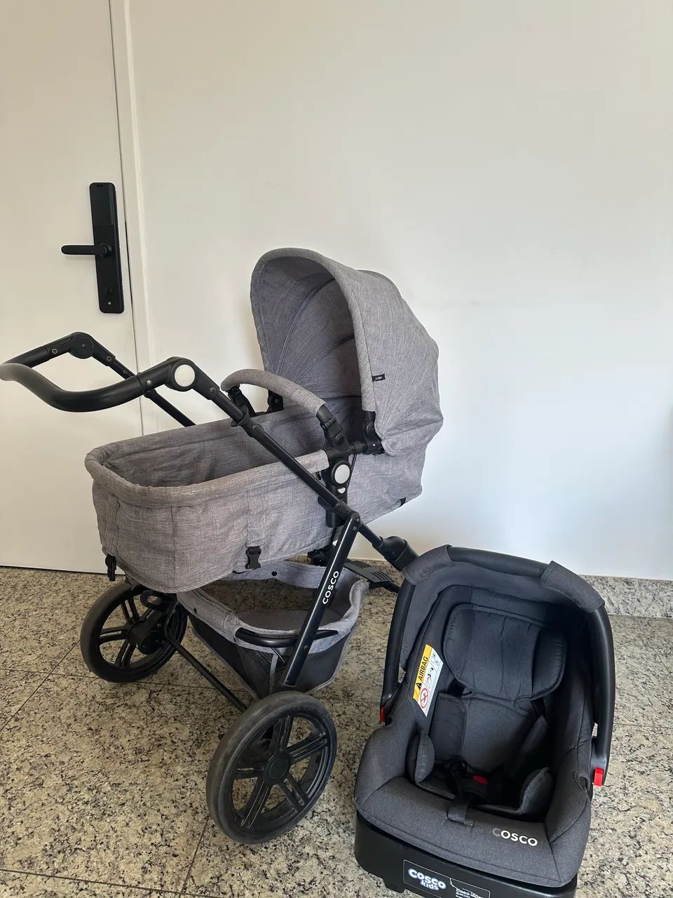 Carrinho de bebê cosco + bebê conforto e base 