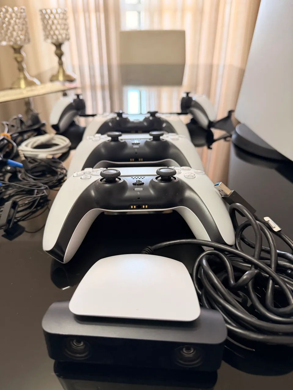Ps5 com 3 controles, câmera, psportal, base e cabos. - Foto 4