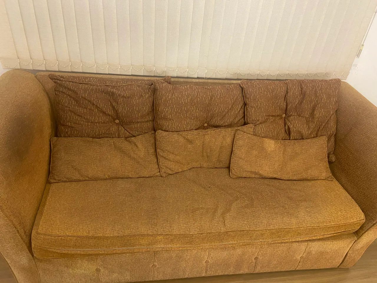 Vendo sofá clássico 3 lugares  - Foto 2