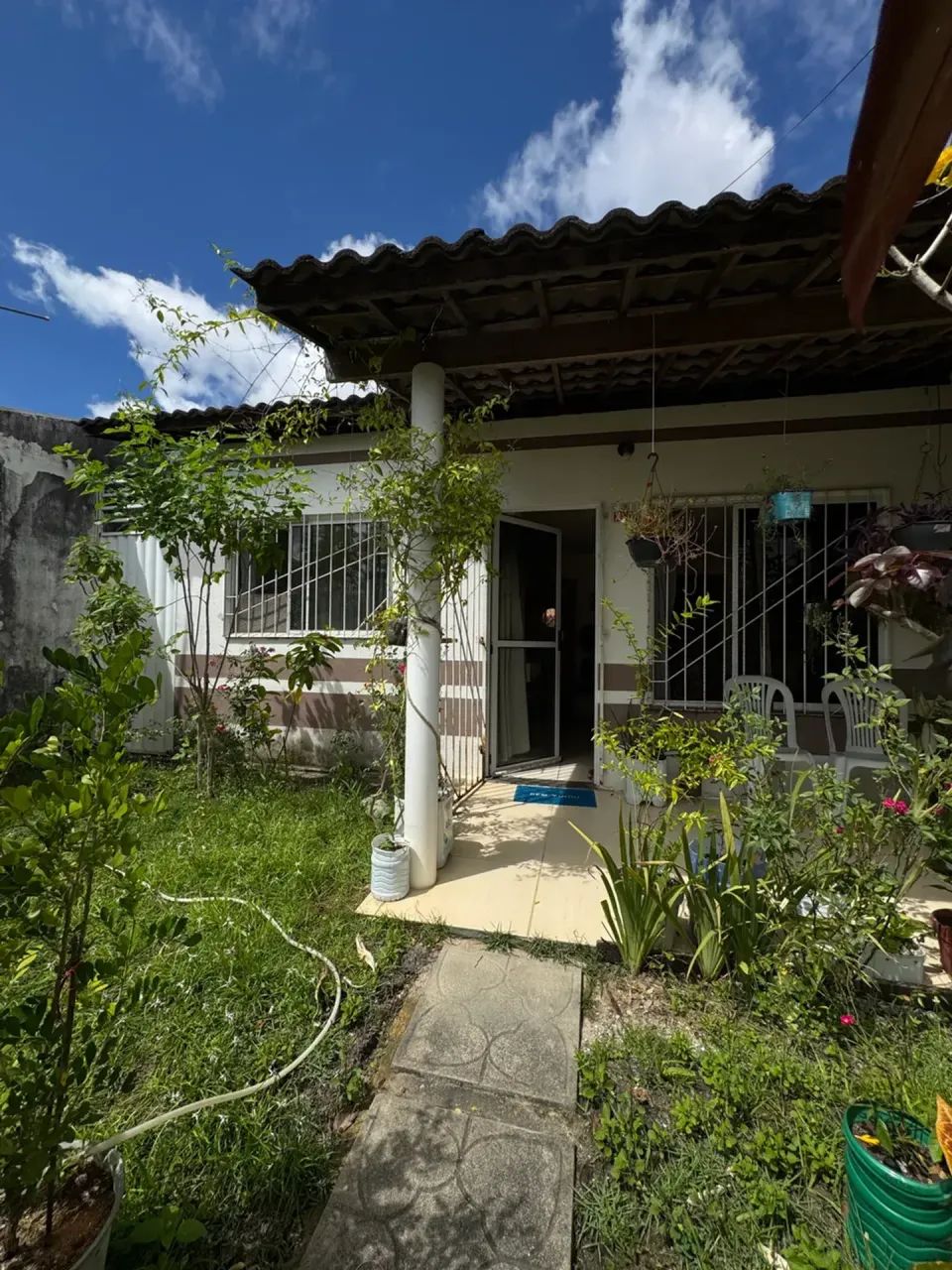 Casa com garagem própria em condomínio por 200 mil