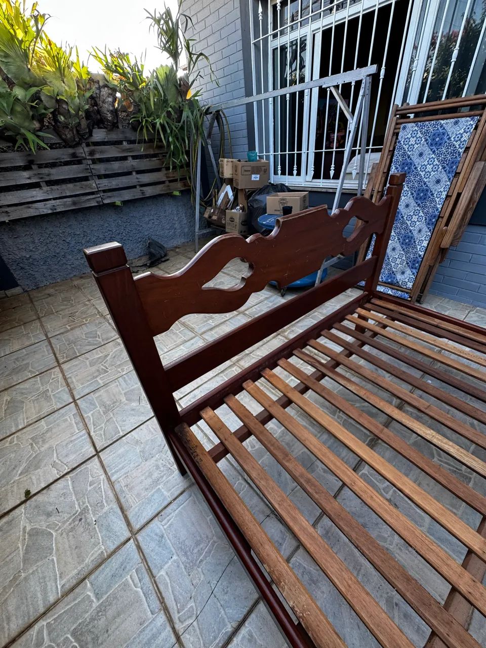 Cama casal em Madeira mogno 