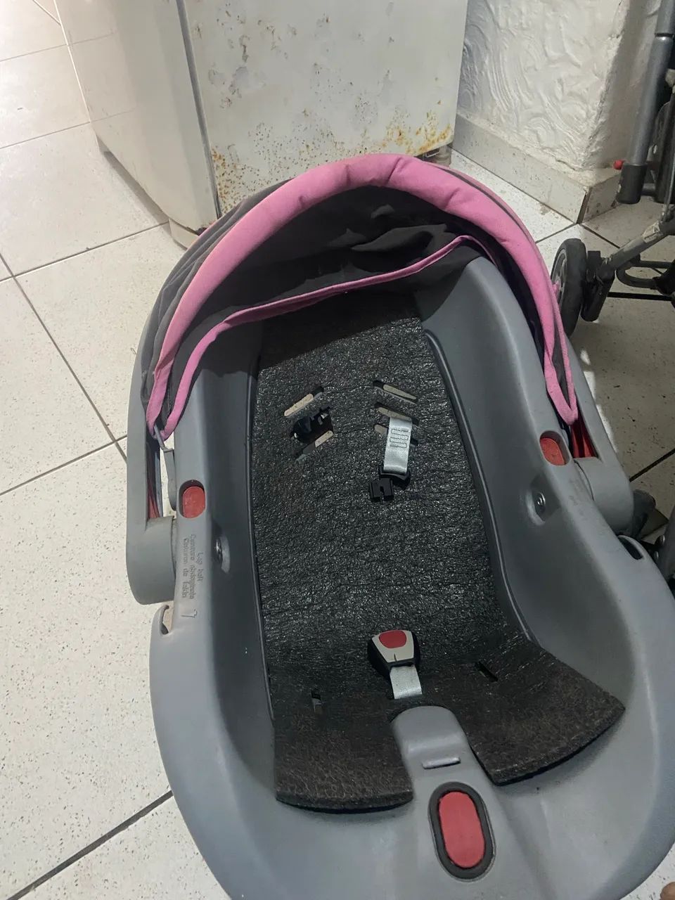 Carrinho de bebê e bebê confort 