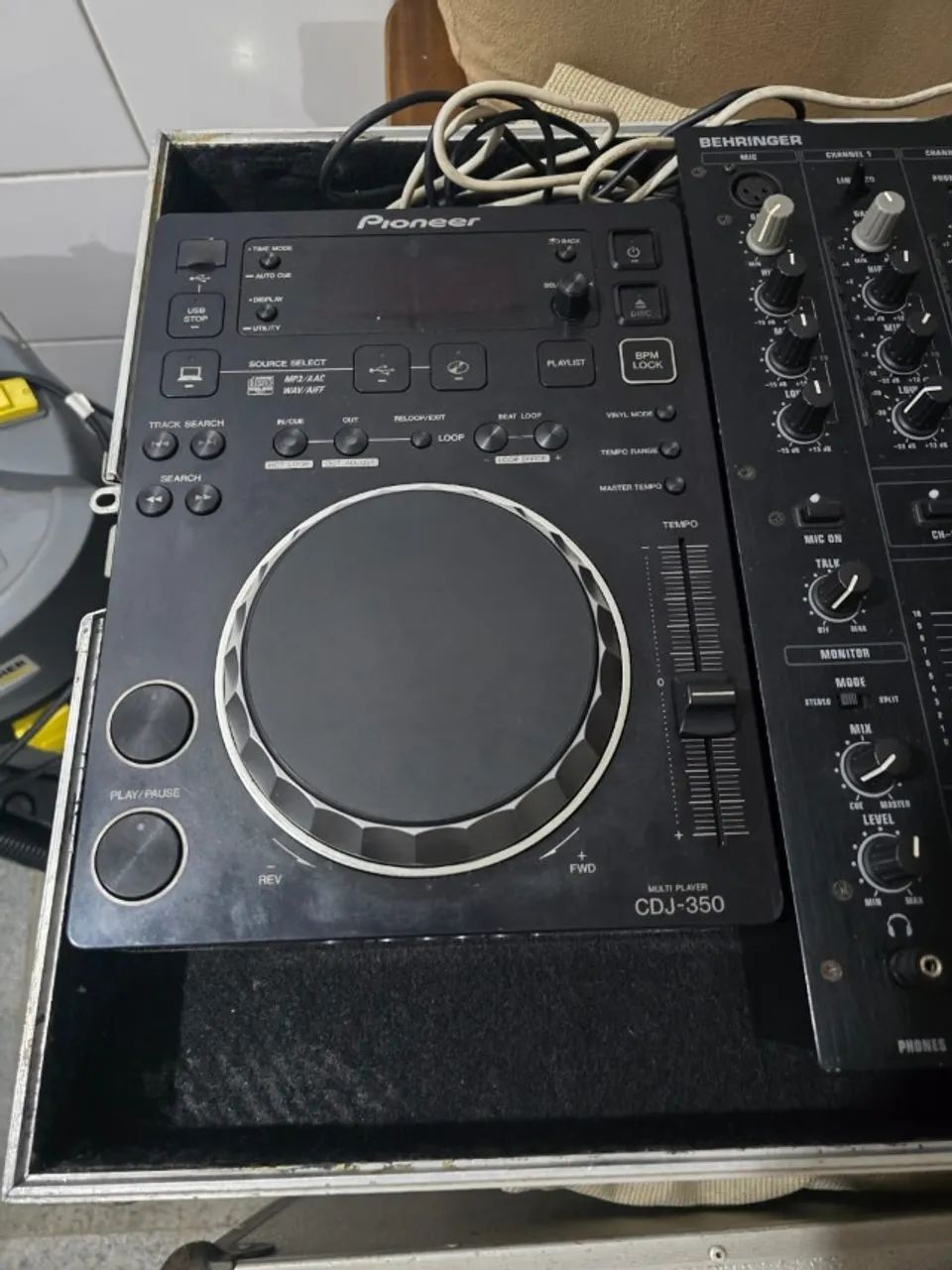 Par de CDJs Pioneer 350, mixer 750 e case - Foto 4