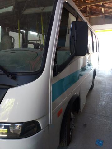 Dois micro ônibus
