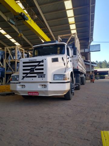 Volvo nl10 340 com carreta graneleira filé de mecânica aceito troca por Truck - Foto 4