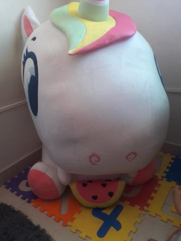 Unicórnio gigante de pelúcia