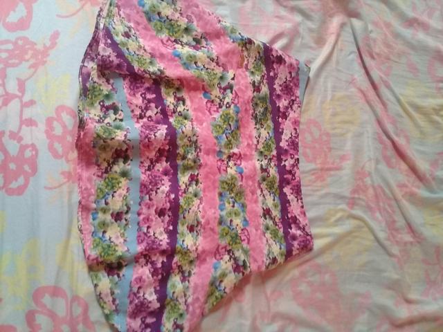Vendo saias e vestidos usados mas em bom estado tanho outros além desses - Foto 2