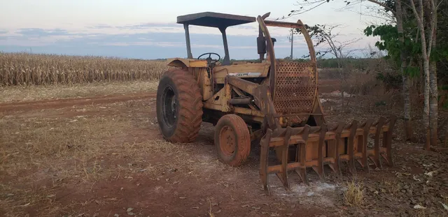 Desenhos de trator - JOHN DEERE LEVANDO A CONCHA DA NEW HOLLAND