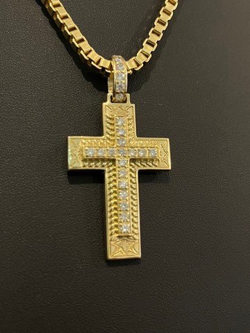 Pingente Crucifixo em Ouro 18K 750 com Diamantes