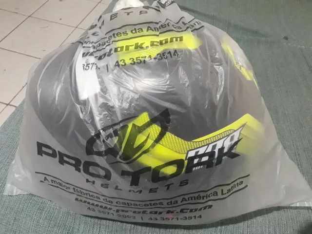 Capacete novo na caixa 
