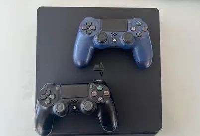 PlayStation 4 1tb + 2controles + fone Platinum 