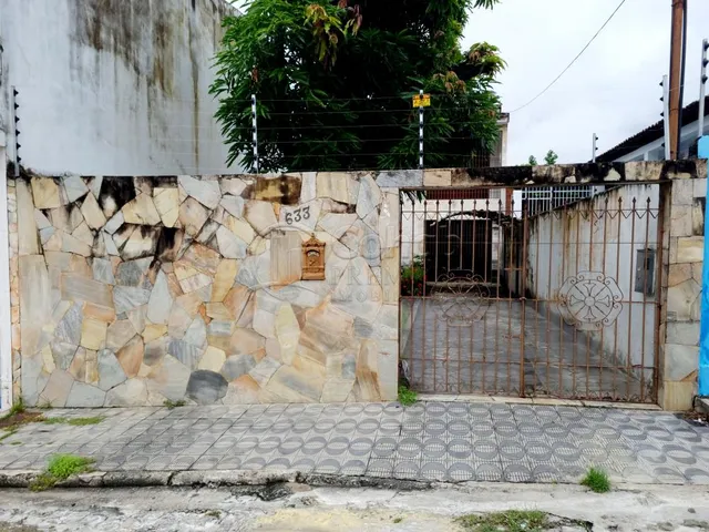 CASA À VENDA COM 4/4 NO SANTO ANTÔNIO