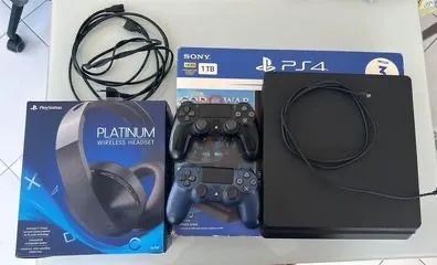 PlayStation 4 1tb + 2controles + fone Platinum 