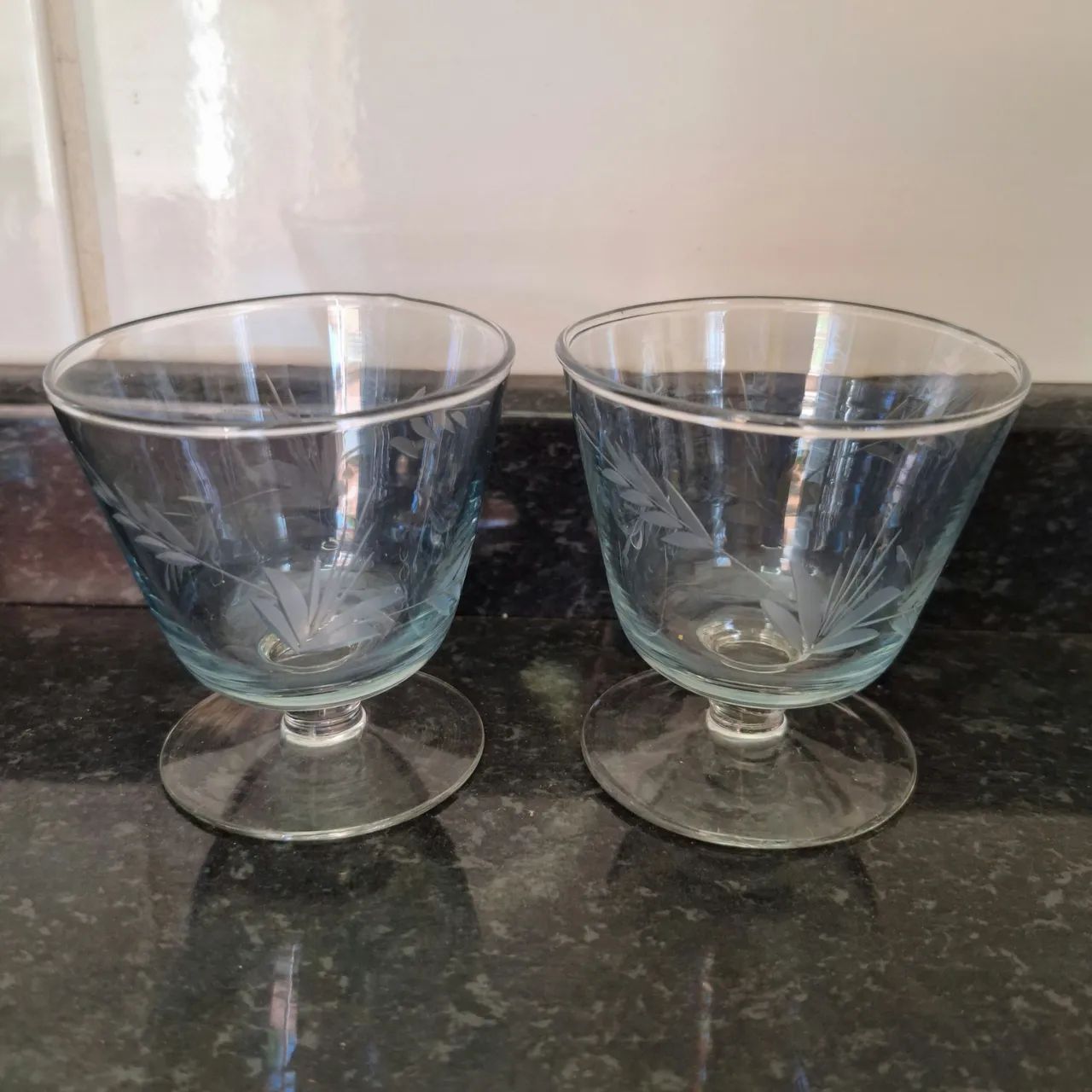 Par de Taças de Sobremesa Vintage Antigo em Vidro Gravado