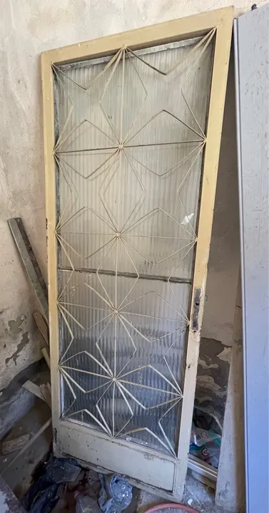 Porta de ferro com vidro em formato de estrela