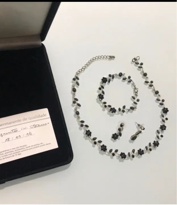 Conjunto de Colar, Brincos e Pulseira com Flores Pretas Elsa Langlotti