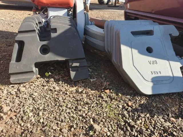 varias peças usadas para tratores e implementos agricolas