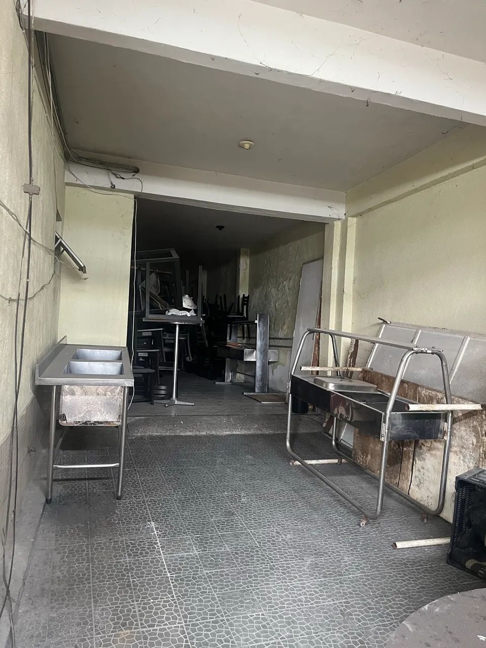 Prédio comercial com 6 aptos e galpão | Av. Silves - localização estratégica - Foto 3