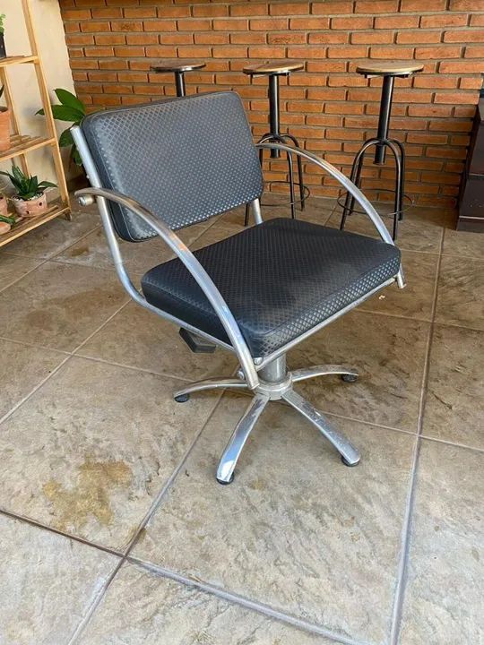 Cadeira de barbeiro em ótimo estado - Foto 2