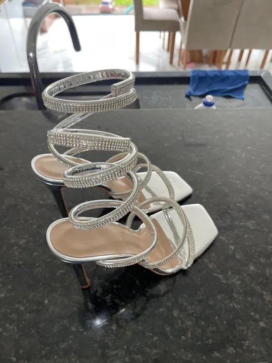 Sandálias de Salto Alto Prateadas com Strass - Foto 5