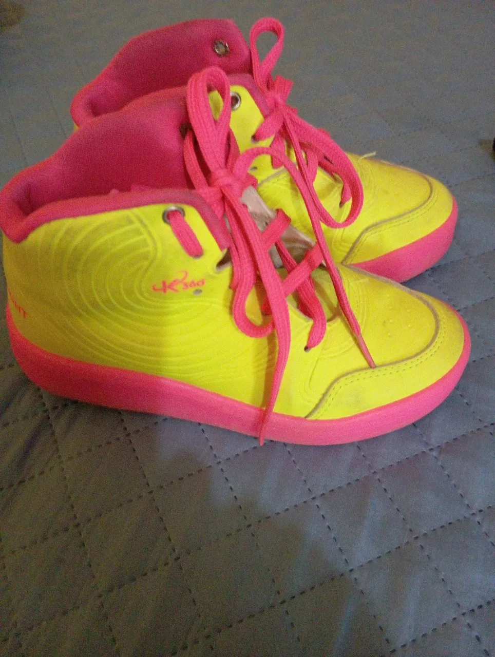 Tênis infantil amarelo e rosa