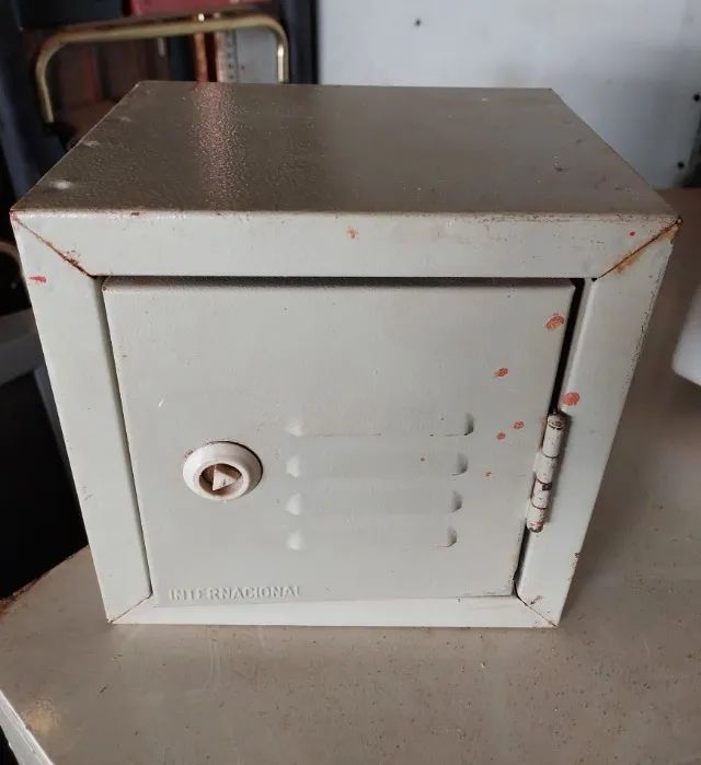 Caixa de telefonia de sobrepor