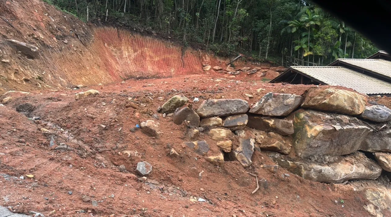 Terreno à venda em Santo Amaro da Imperatriz- 390mt por Apenas 95.000!