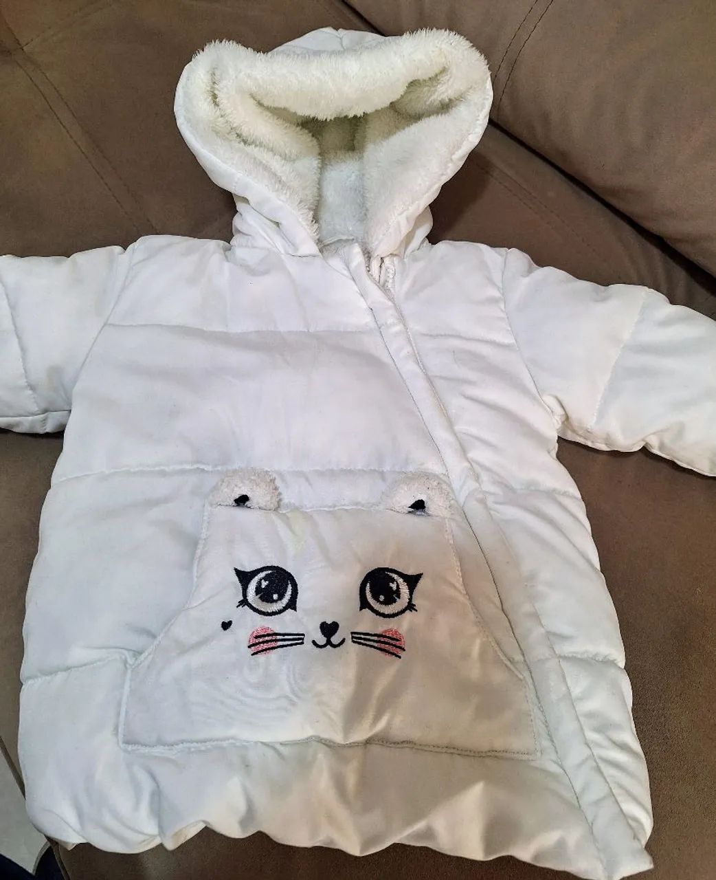 Casaco de inverno branco com capuz para bebê