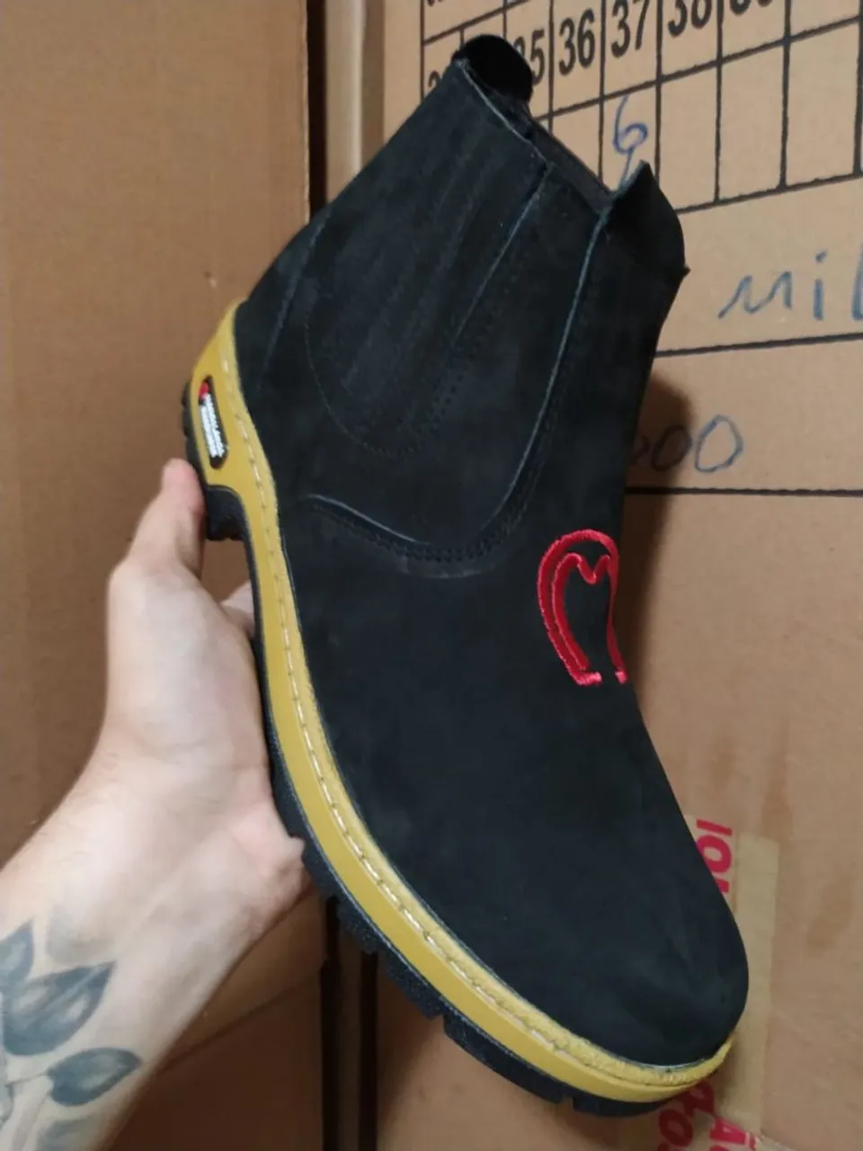 Bota Country Masculina em Couro Preto Com Detalhes Amarelos