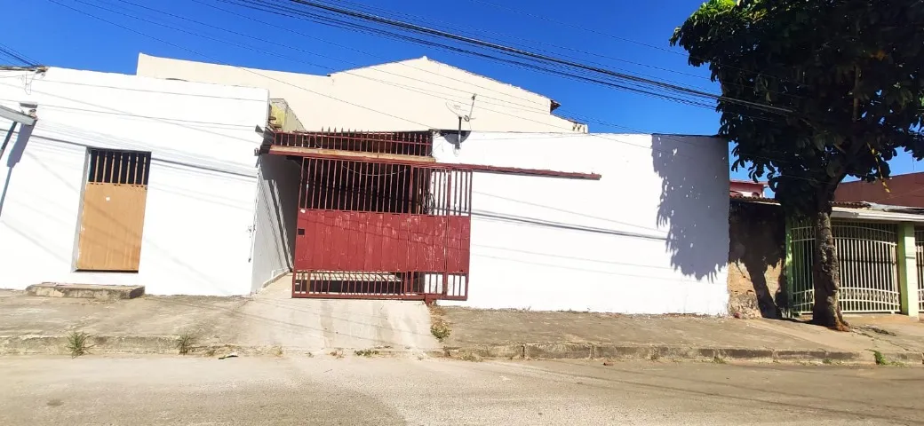 Casa 2 quartos, super segura, de esquina, com garagem e área de serviço cobertos