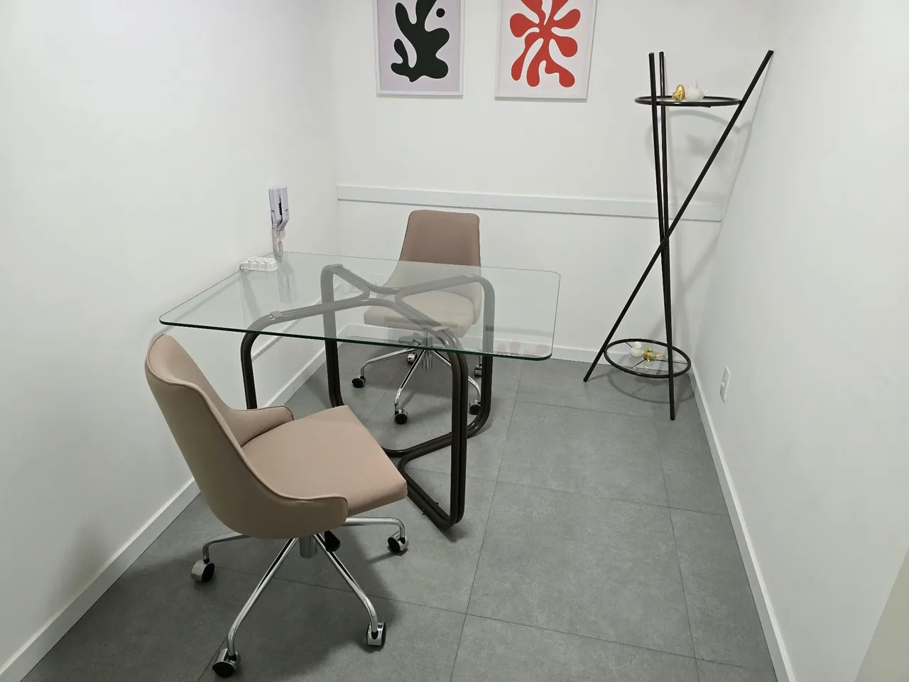 Mesa de Jantar de Vidro com Base Moderna