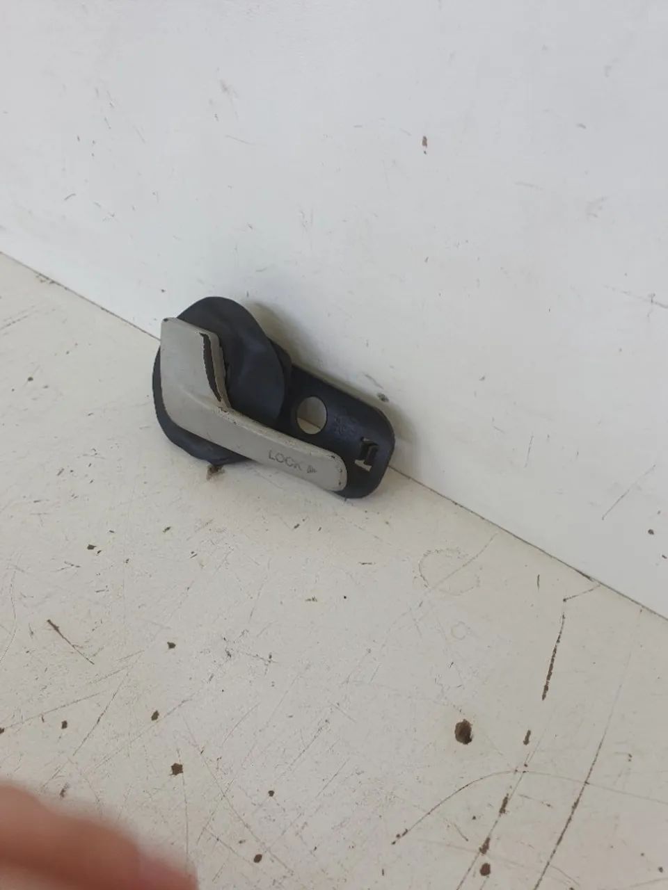 Maçaneta Interna Dianteiro Esquerdo Fiat Strada 2008 Branco Dianteira - Foto 6