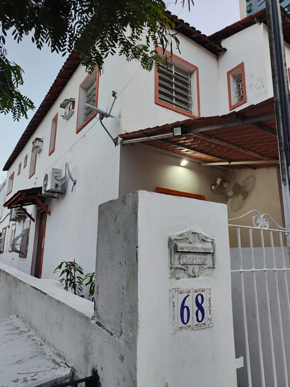 Casa tipo sobrado (primeiro andar), próximo a praça de casa forte e sítio da trindade