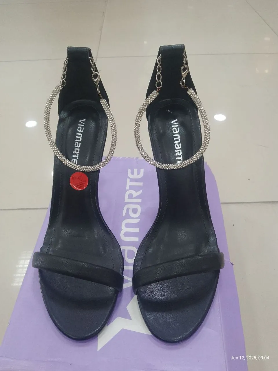Sandália Via Marte Preta com Detalhes em Strass - Elegância e Conforto