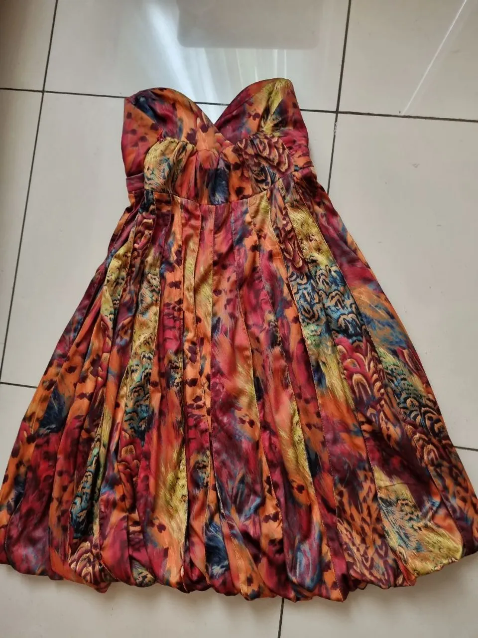 Vestido tubinho estampado cores vibrantes